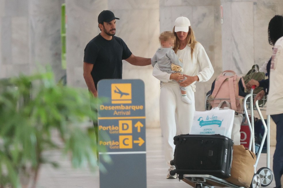 Gisele Bündchen e Joaquim Valente com o filho, River — Foto: Victor Chapetta/BrazilNews