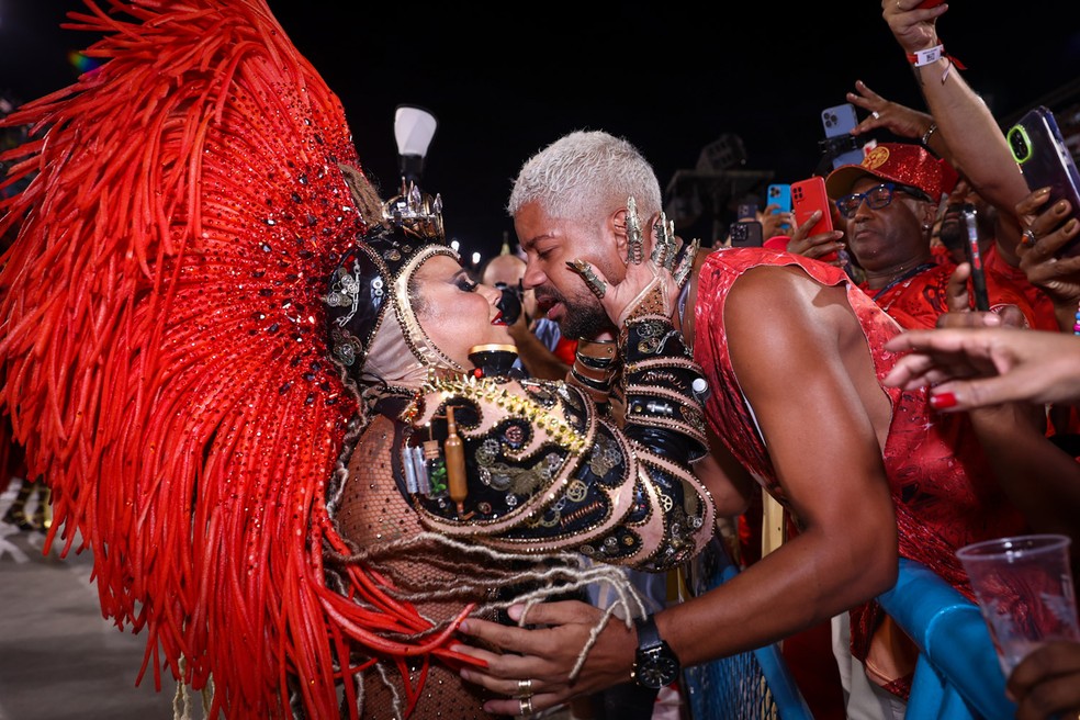 Viviane Araújo troca beijo com Guilherme Militão durante desfile do Salgueiro — Foto: Manuela Scarpa/BrazilNews