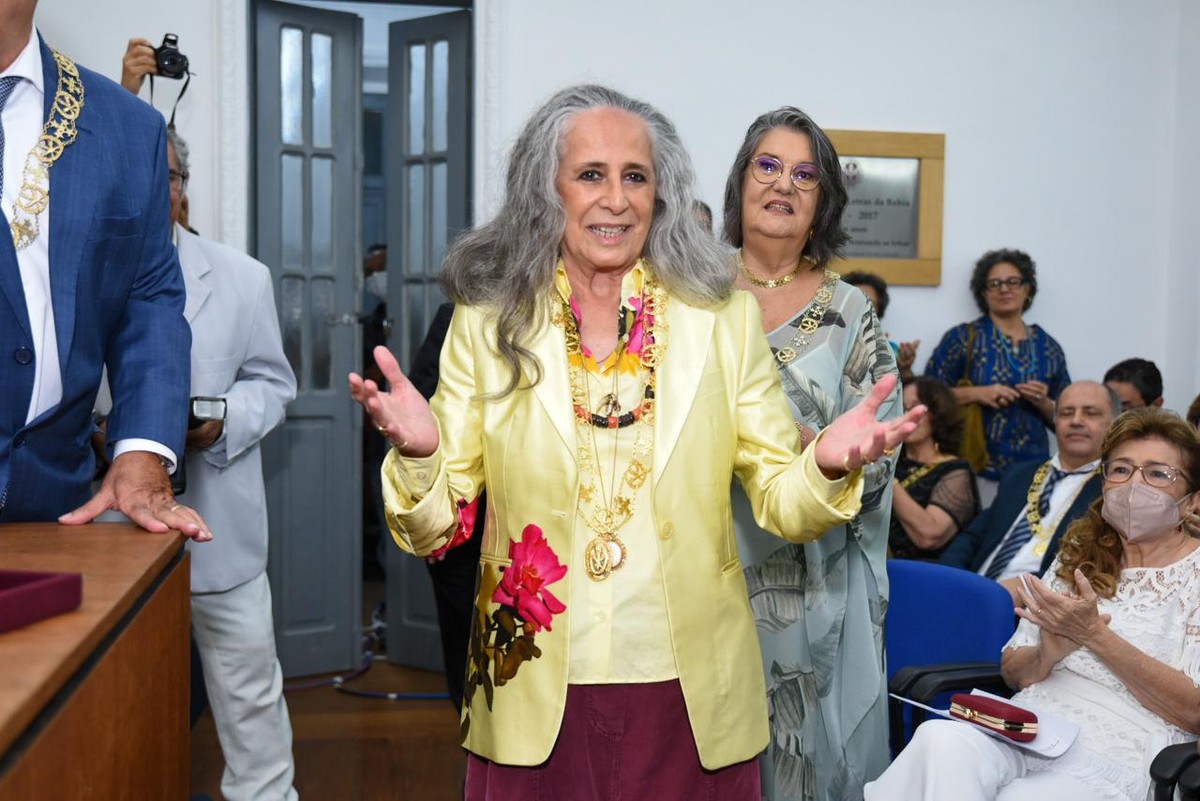 Maria Bethânia toma posse na Academia de Letras da Bahia