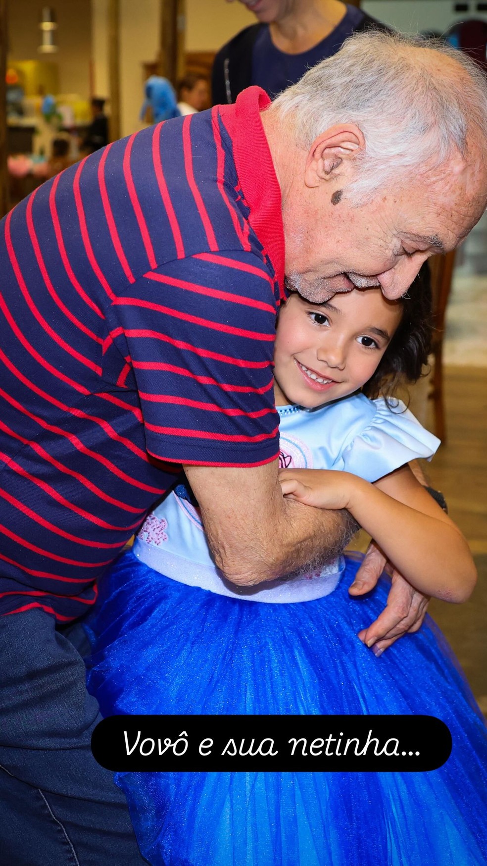 César Tralli compartilha foto do pai com sua filha durante aniversário — Foto: Reprodução/Instagram