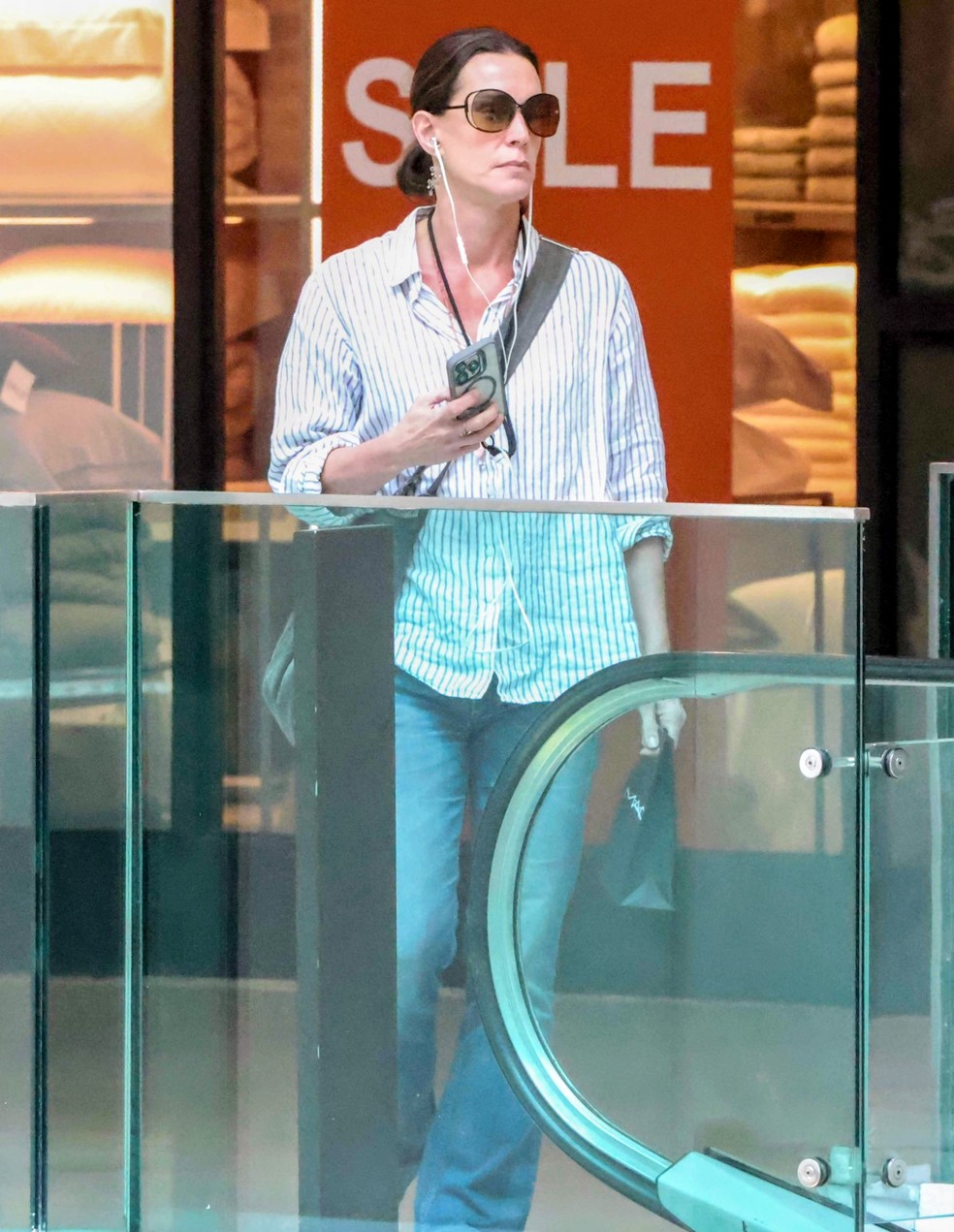 Vanessa Lóes é fotografada em shopping carioca — Foto: Daniel Delmiro/AgNews