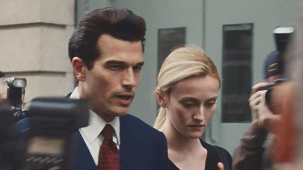 Paul Anthony Kelly e Sarah Pidgeon são John F. Kennedy Jr e Carolyn Bessette em 'HIstória de Amor' — Foto: Divulgação