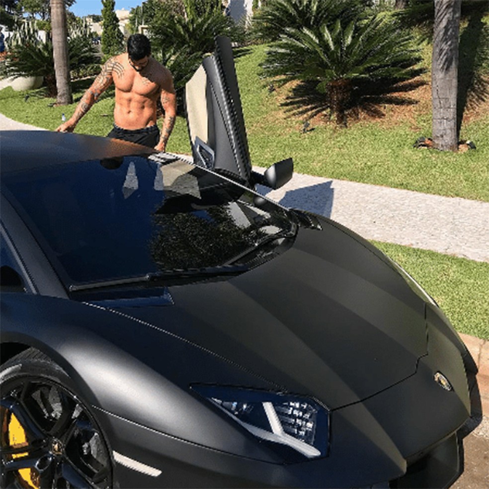 Gusttavo Lima e sua Ferrari 458 Spider  Foto: Reproduo/Instagram