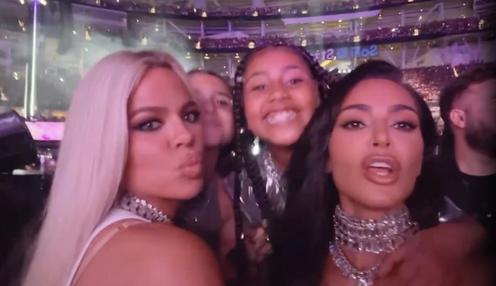 Kim e Khloé Kardashian se empolgaram com North West e Penelope no show de Beyoncé — Foto: Reprodução / Instagram