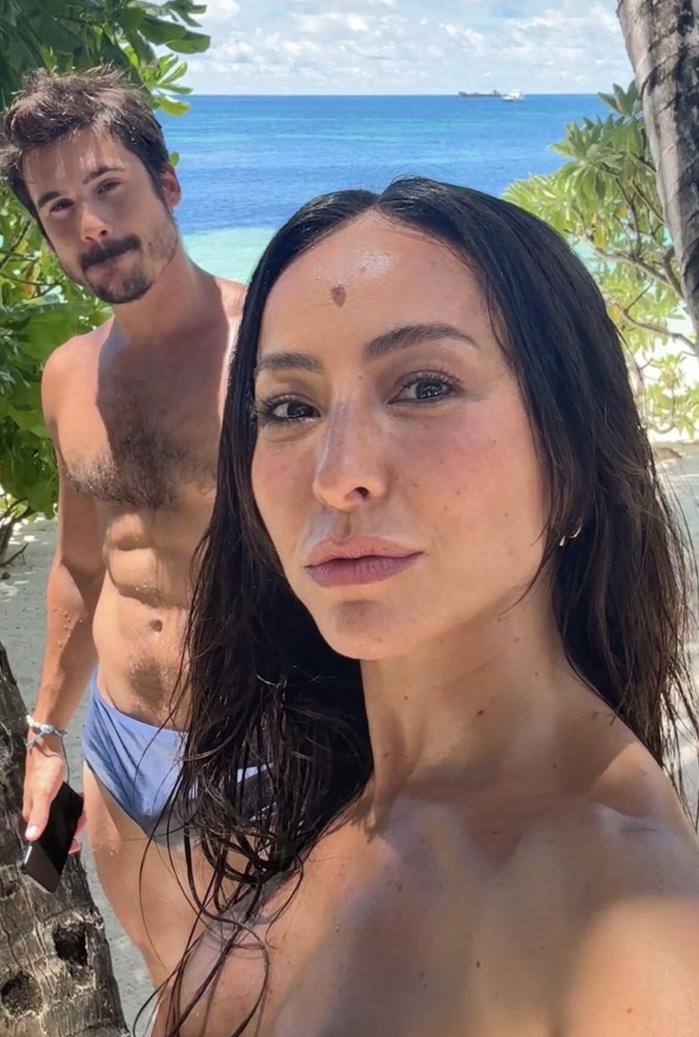 Sabrina Sato e Nicolas Prattes abrem álbum de lua de mel em ilha