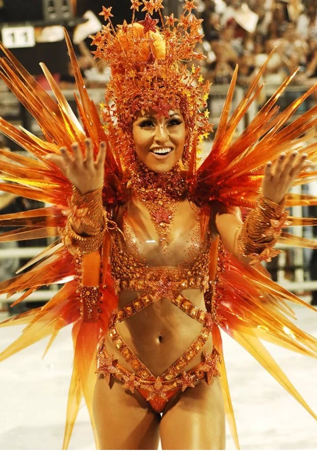 2012: Sabrina Sato usou uma fantasia em tons avermelhados com detalhes cheios de estrelinhas, representado a alegria e força de Lula, o grande homenageado no desfile da Gaviões da Fiel. — Foto: Agnews/Brazil News