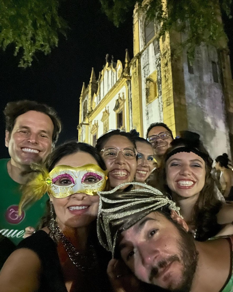 Fátima Bernardes, Túlio Gadêlha e amigos no Carnaval de Olinda  — Foto: Reprodução/Instagram 