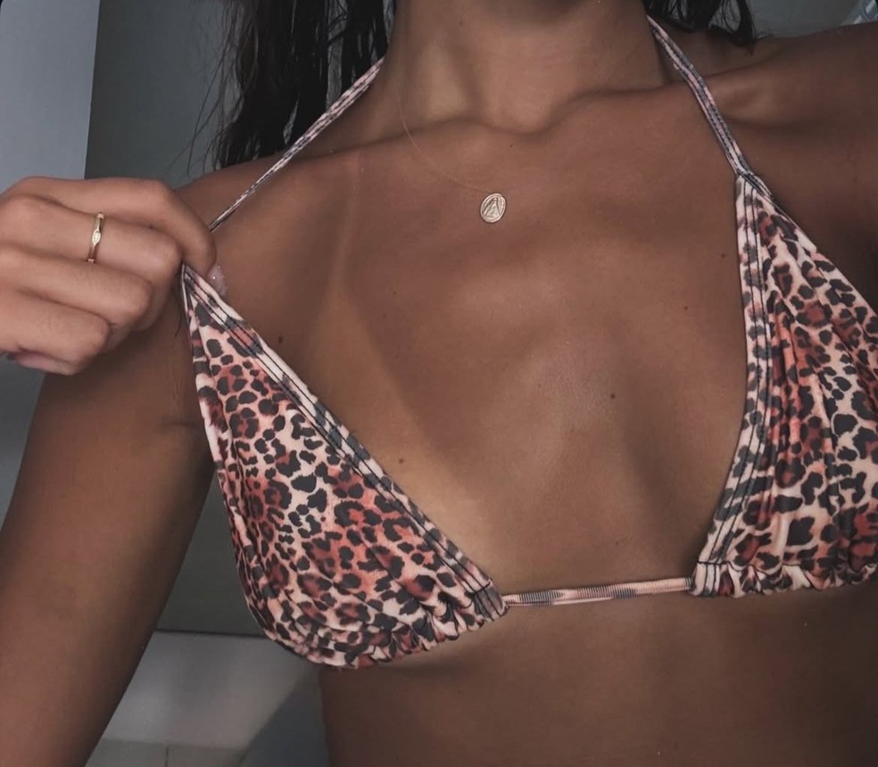 Alane Dias, musa da Grande Rio, mostra marquinha de biquíni — Foto: Reprodução Instagram