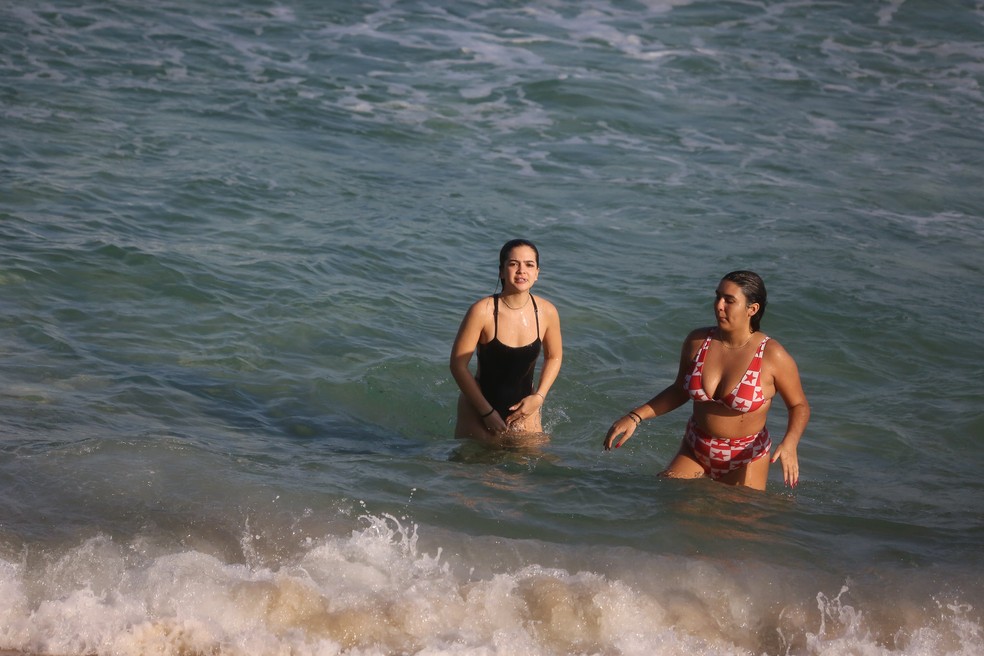 Mel Maia dá mergulho com amiga na praia de Grumari, no Rio — Foto: Delson Silva/AgNews