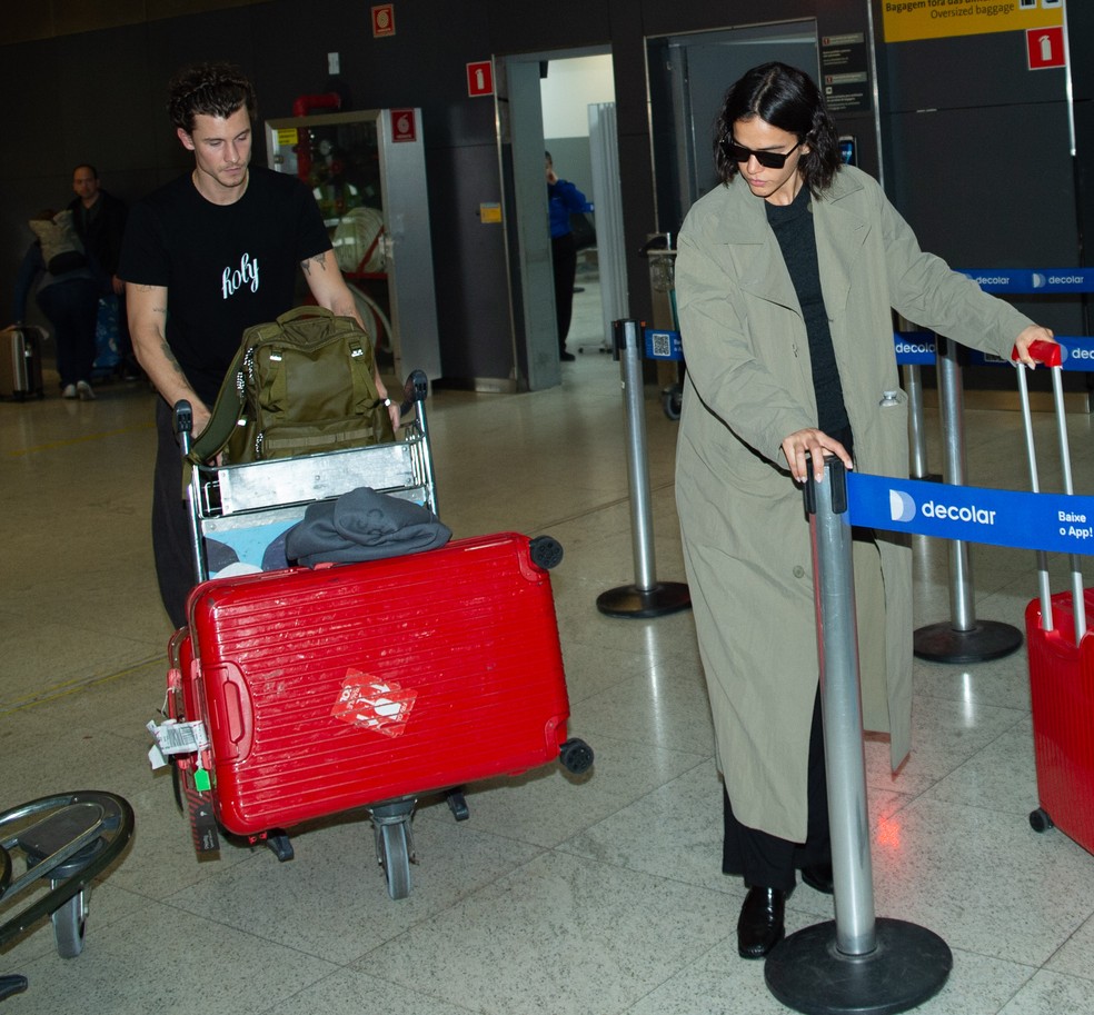 Bruna Marquezine e Shawn Mendes desembarcaram em SP — Foto: Eduardo Martins / Brazil News