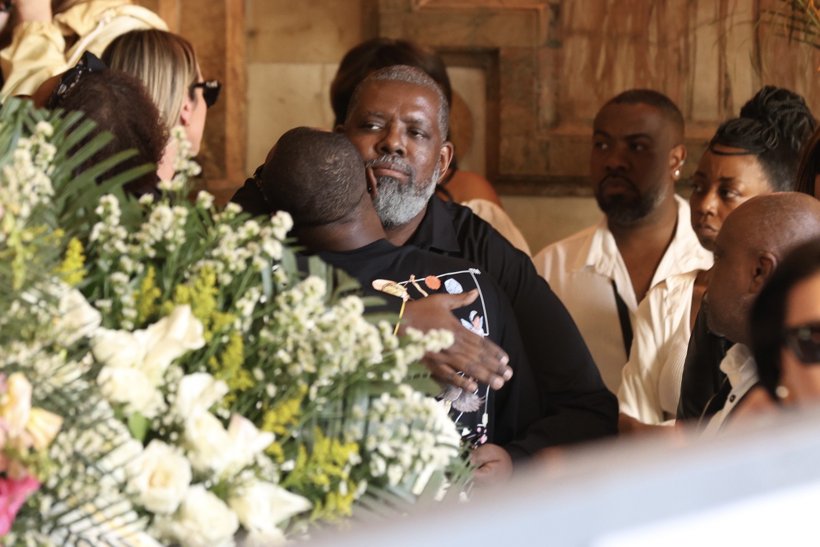 Péricles consola Thiaguinho no velório de Preta Gil — Foto: ROBERTO FILHO / BRAZIL NEWS