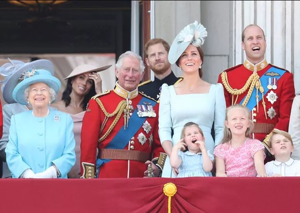 Meghan Markle e o príncipe Harry na sacada do Palácio de Buckingham, no aniversário da rainha em 2018