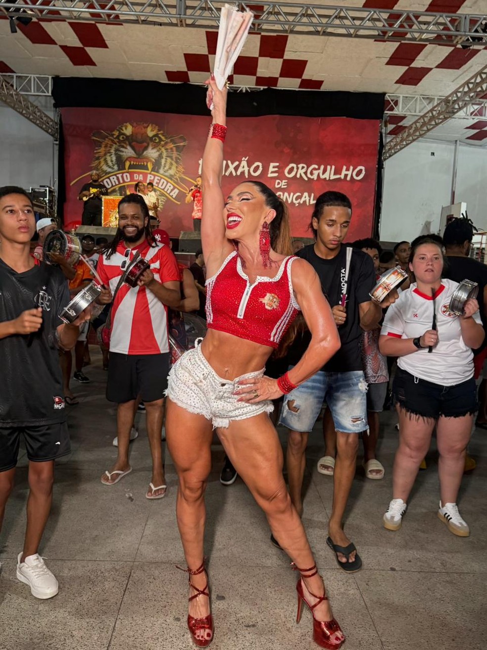 Andrea de Andrade, a Rainha das Supercoxas, rainha da Porto da Pedra — Foto: Lucas Freire