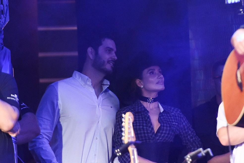 Novo affair? Paula Fernandes assiste show de Simone Mendes agarradinha em moreno misterioso &mdash; Foto: BrazilNews