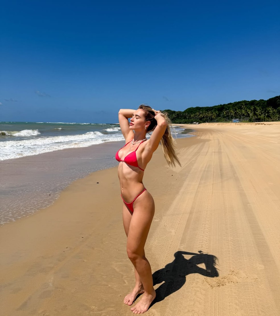 Sofia Larocca mostra shape em dia de praia com o marido, Italo Ferreira — Foto: Reprodução/Instagram