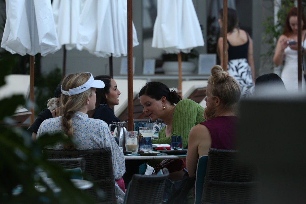 Lana Del Rey é vista tomando drinks em hotel luxuoso no Rio de Janeiro