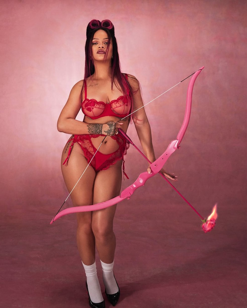 Rihanna posa de fio dental e transparências para sua marca de lingerie — Foto: Reprodução/Instagram