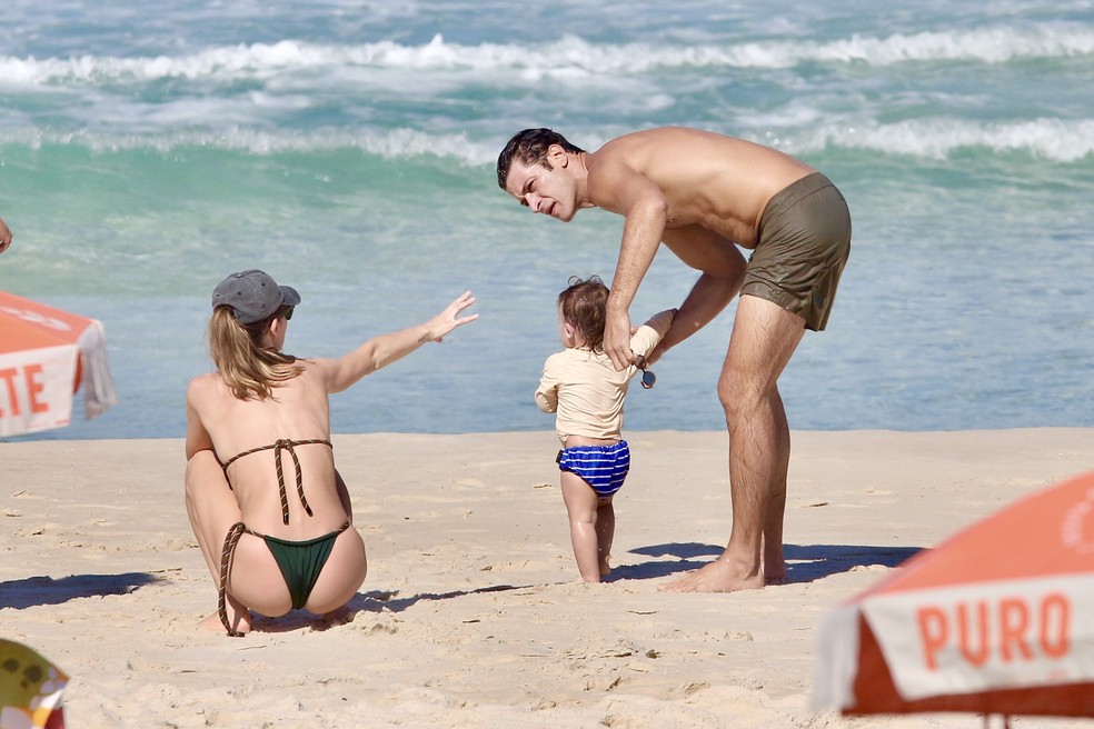 Leandro Lima curte praia com a mulher, Flávia Lucini e o filho,Toni — Foto: Fabrício Pioyani/ Agnews