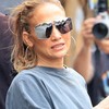 Jennifer Lopez exibe aliança de casamento em meio a c