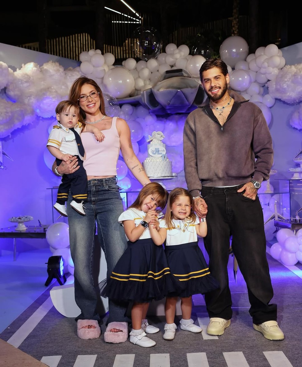 Virginia e Zé Felipe com as filhas no mesversário de José Leonardo — Foto: Reprodução/Instagram