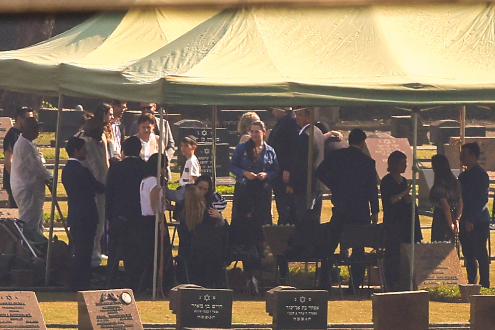 Família se despede de Silvio Santos em funeral — Foto: Brazil News