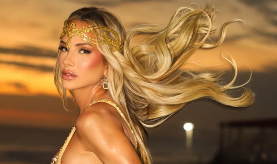 Gabi Martins mostra look para último ensaio de rua da Vila Isabel