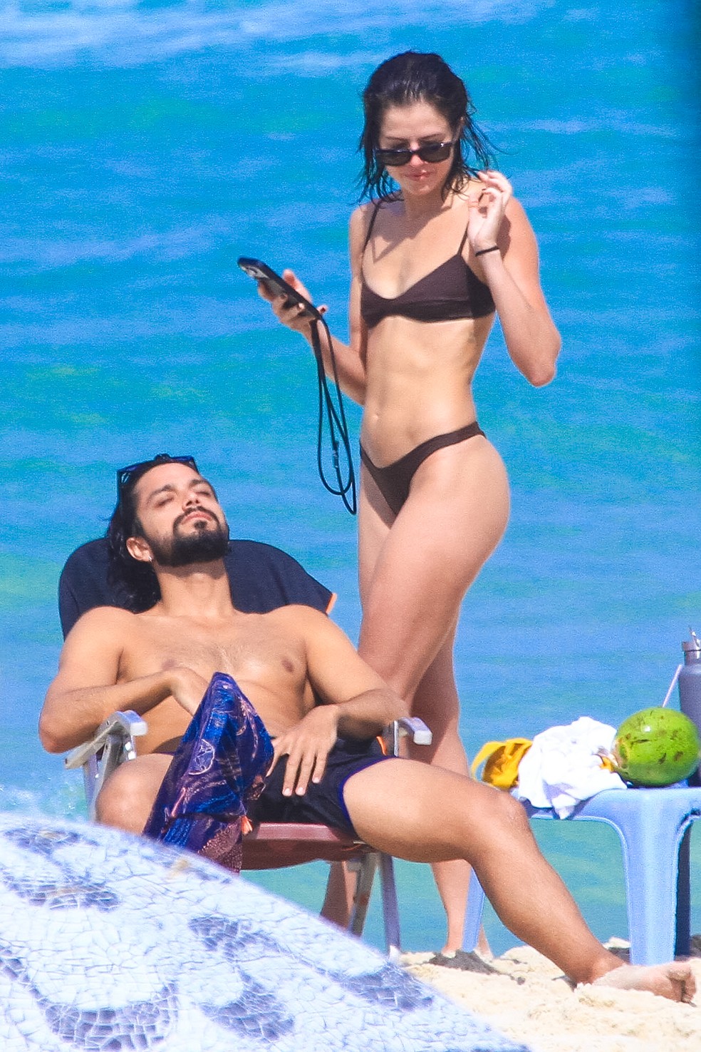 Rodrigo Simas e Agatha Moreira na Praia da Barra da Tijuca, no Rio — Foto: Fabricio Pioyani/AgNews