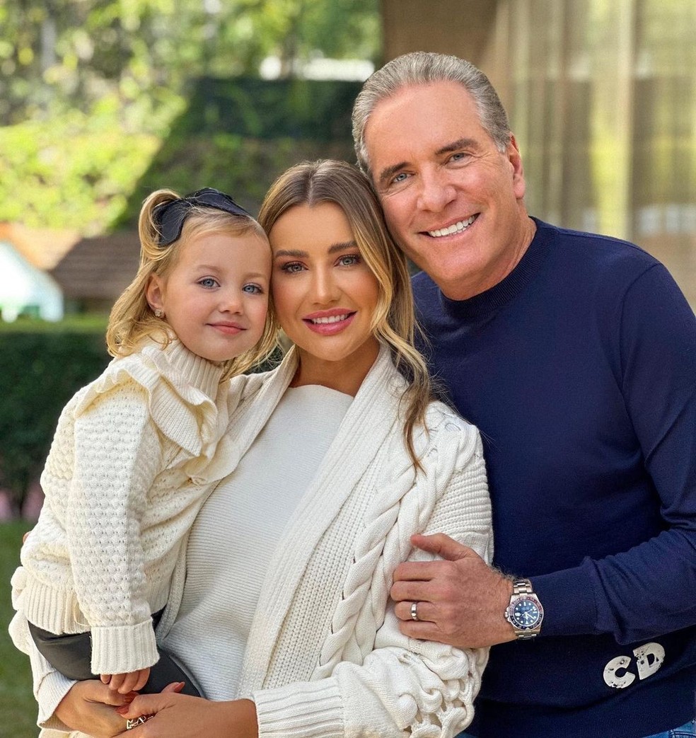 Roberto Justus foi pai pela quinta vez aos 65 anos. Vicky é filha do empresário com Ana Paula Siebert — Foto: Reprodução/Instagram