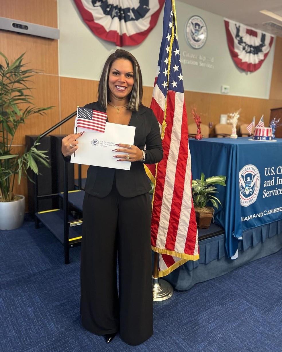 Dayane Cristina, a Mulher Jaca, recebe a cidadania americana — Foto: Reprodução Instagram
