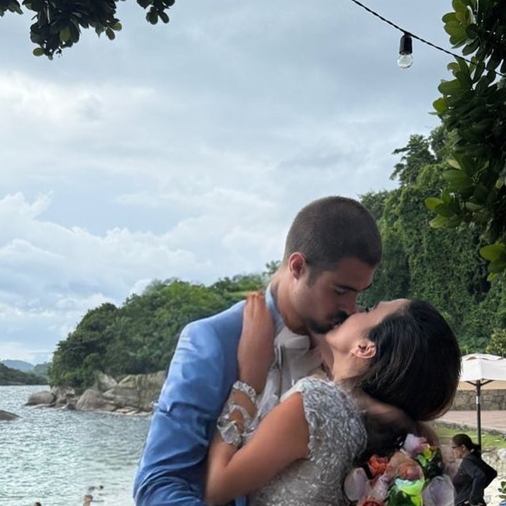 Tata Werneck e Rafael Vitti renovam votos de casamento em praia — Foto: Reprodução/Instagram