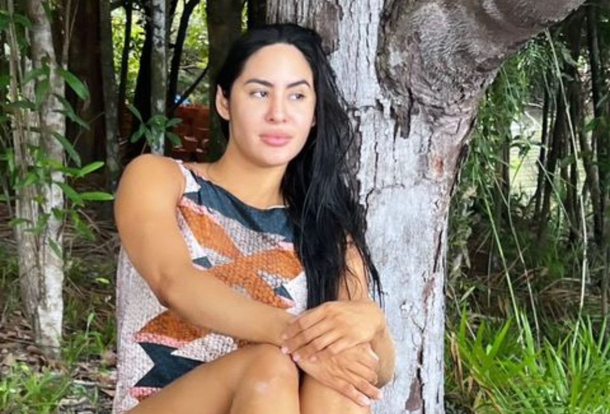 Isabelle Nogueira posa para novo clique, mas pé rouba a cena: ‘Bonita