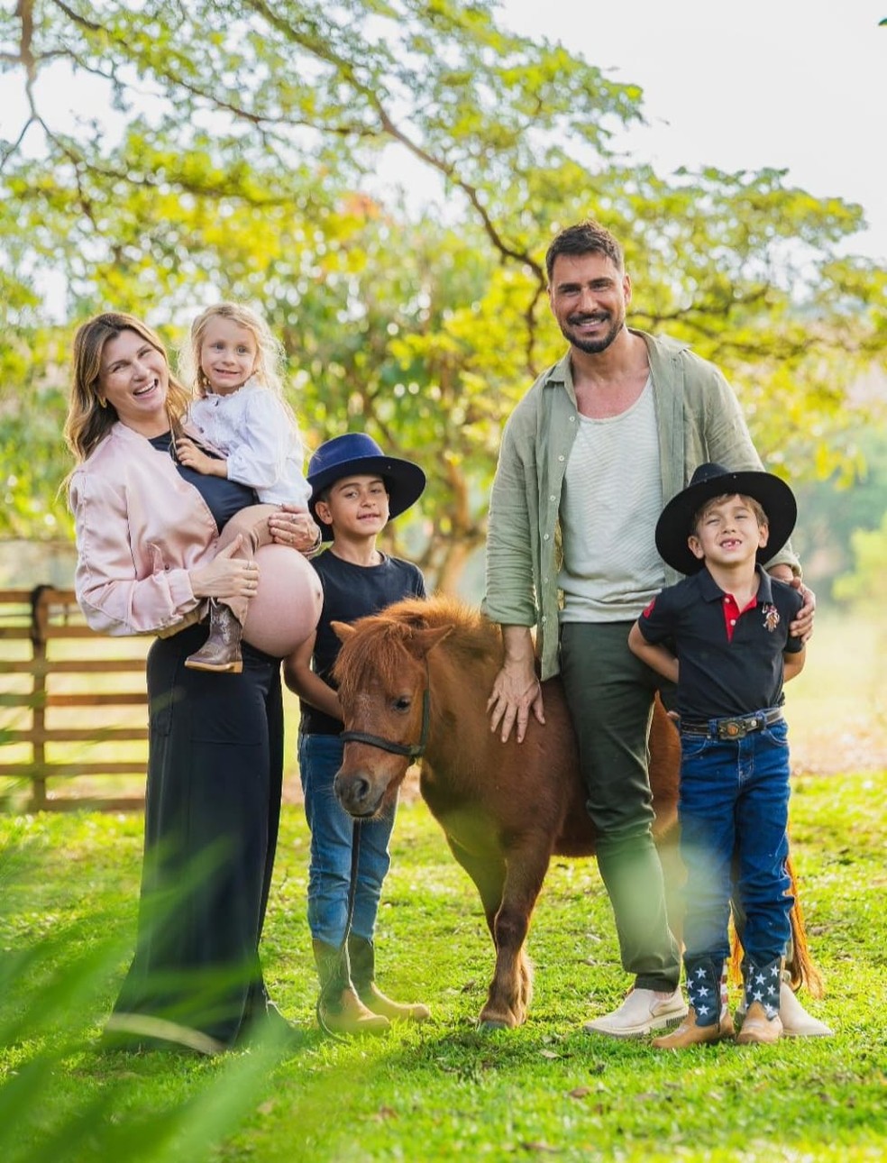 Karoline e Julio Rocha com os filhos — Foto: Reprodução/Instagram