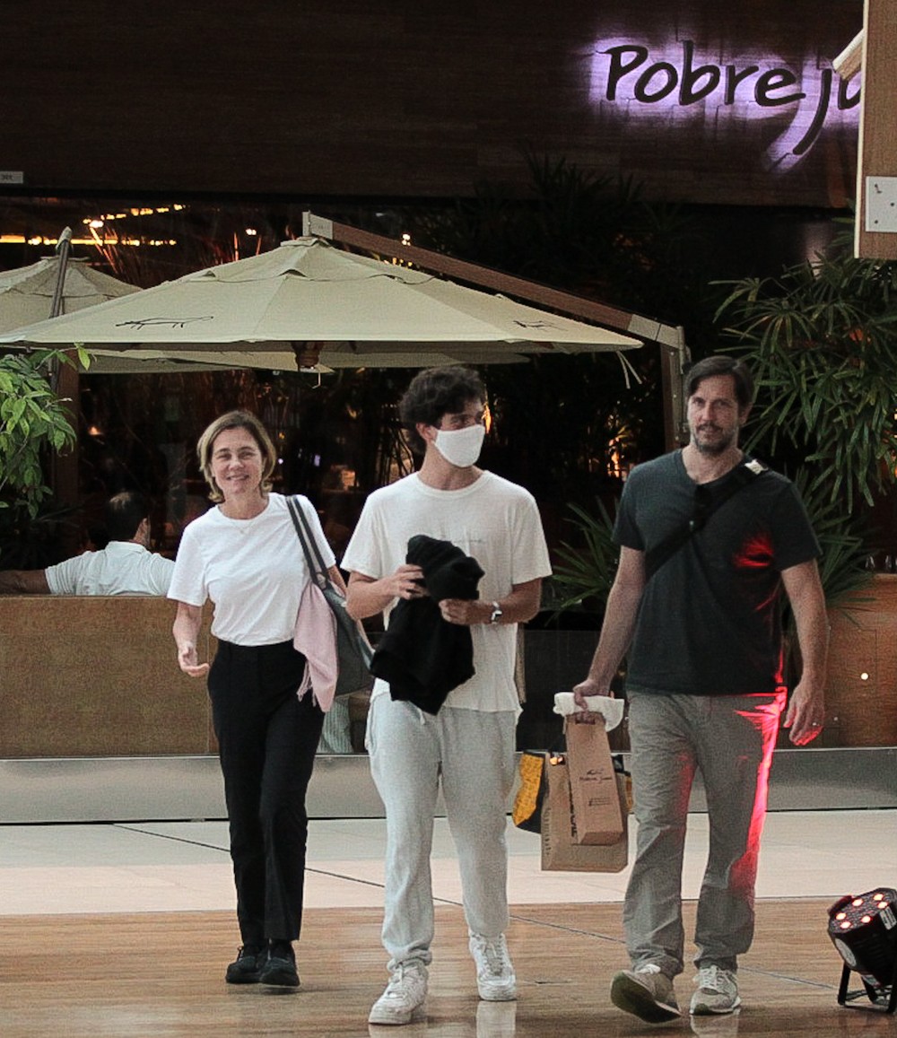 Adriana Esteves e Vladimir Brichta passeiam com o filho em shopping no ...