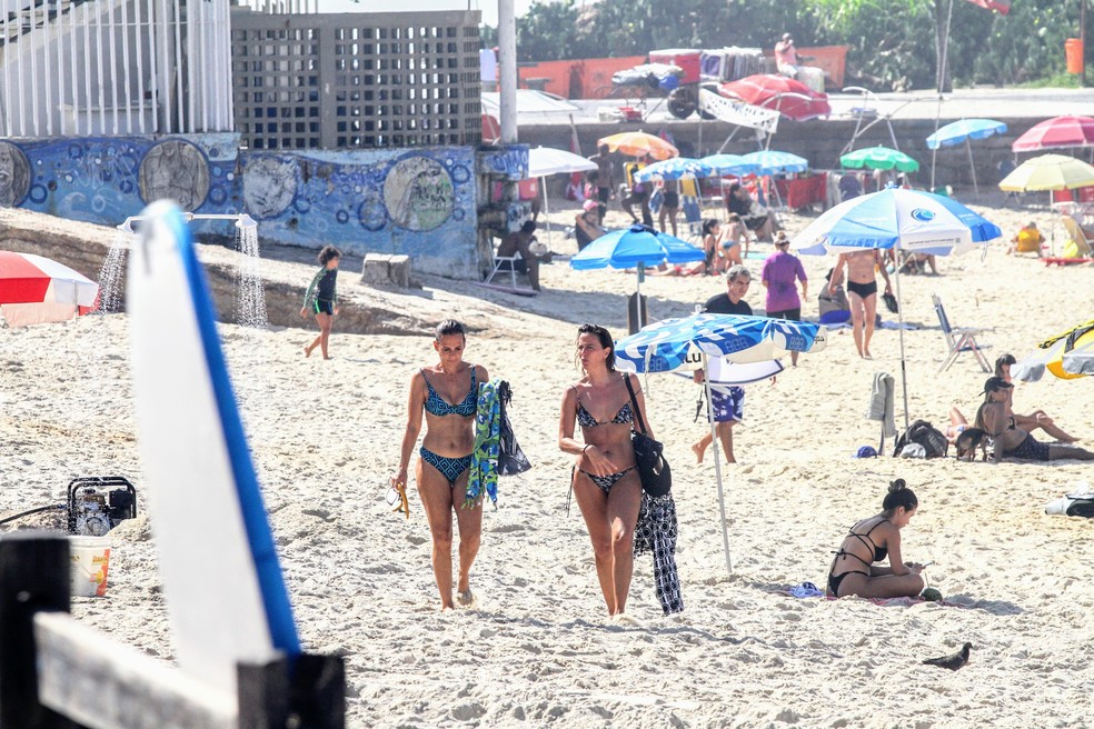 Andrea Veiga e amiga curtem praia, no Rio — Foto: Dan Delmiro/AgNews
