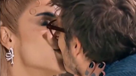 Beijo de Pabllo Vittar e Fabio Porchat agita a web: 'Eu também quero'; assista
