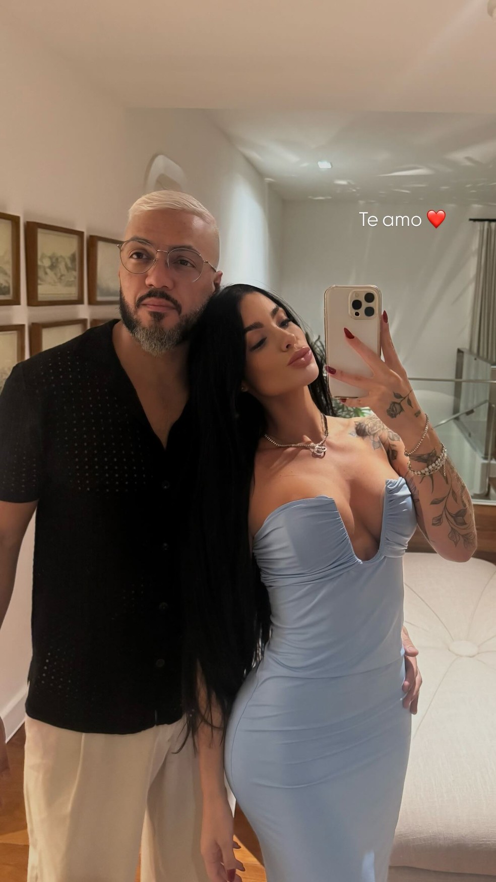 Belo e a namorada, Rayane Figliuzzi, posam juntos pela primeira vez — Foto: Reprodução/Instagram