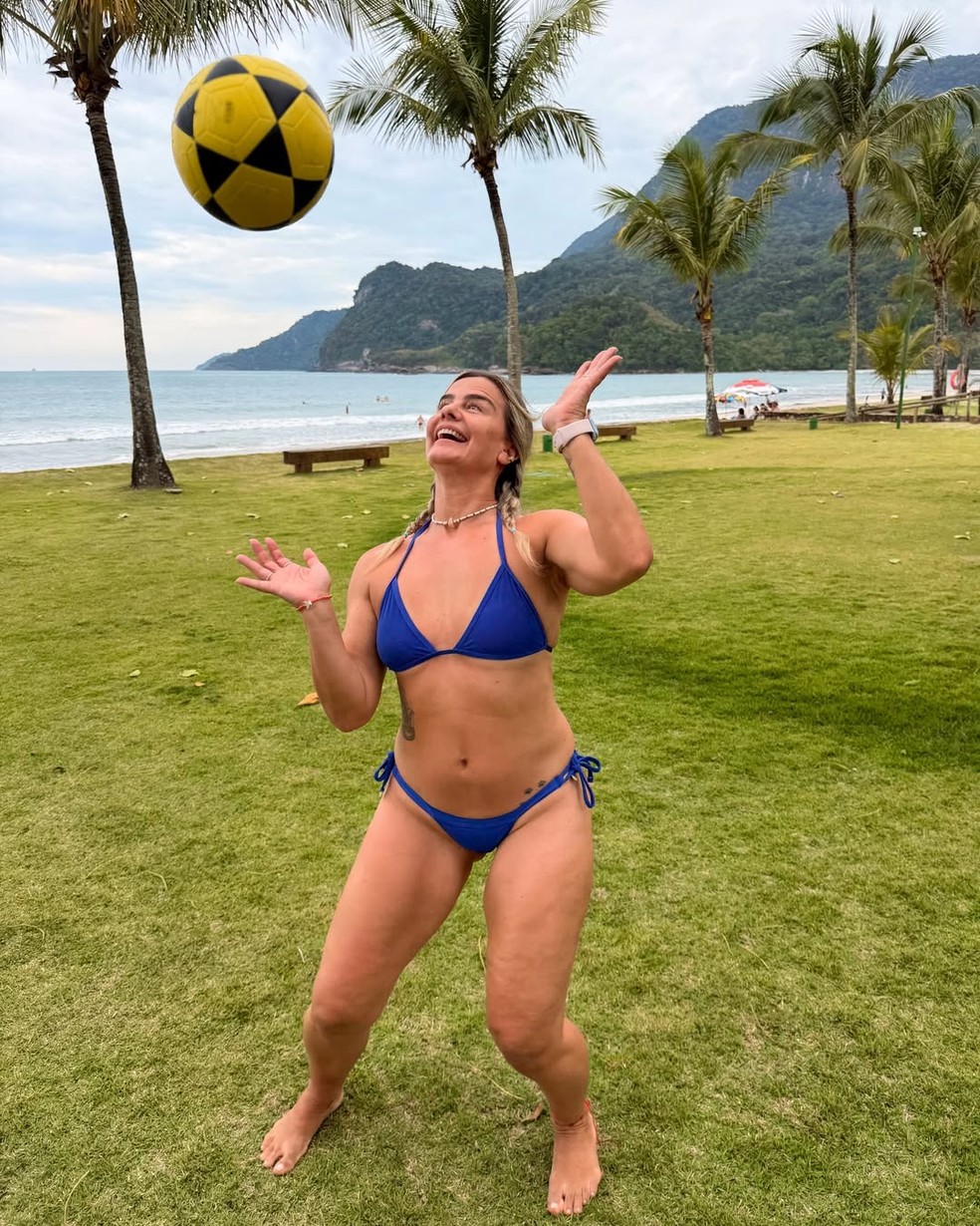 Milene Dominggues faz embaixadinhas em férias no litoral — Foto: Reprodução/Instagram