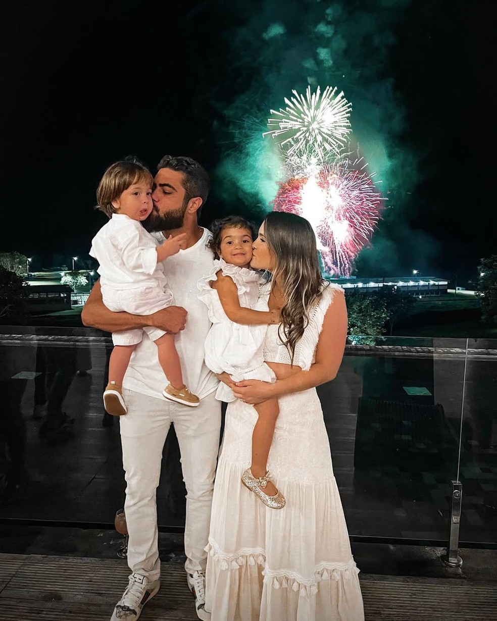 Henrique com a esposa, Amanda, e os filhos, Helena e Miguel — Foto: Reprodução/Instagram