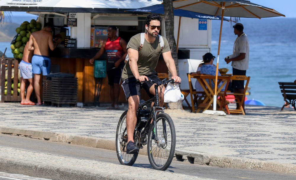 Sergio Marone aproveita dia ensolarado pedalando em orla da Praia do