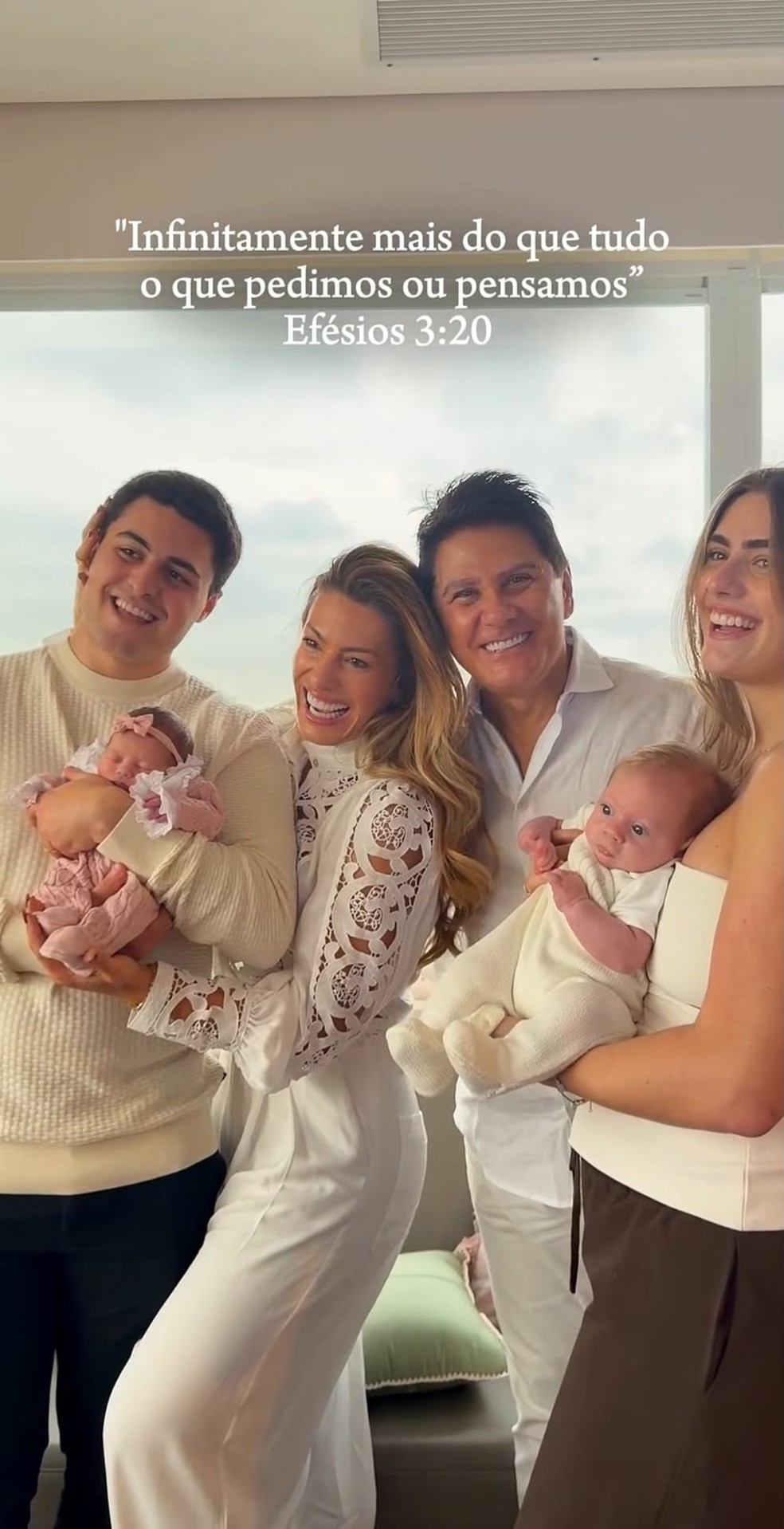 Elaine Mickely e César Filho com os filhos e netos — Foto: Reprodução/Instagram
