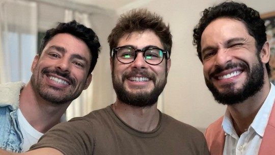 Cauã Reymond, Rafa Vitti e Rainer Cadete posam para selfie nos bastidores de 'Terra e Paixão'