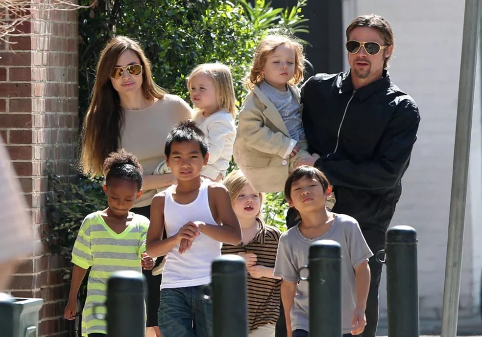Angelina Jolie e Brad Pitt com os filhos — Foto: The Grosby Group