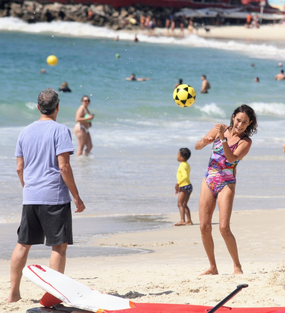Maurício Farias e Andrea Beltrão jogam altinha em praia carioca — Foto: Daniel Delmiro/AgNews