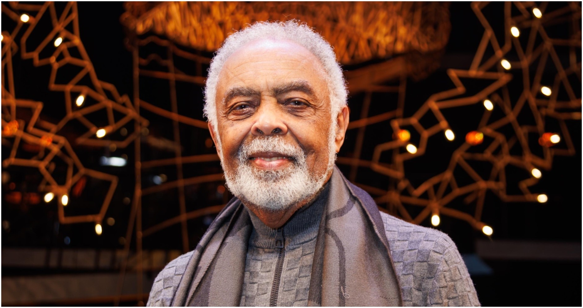 Na plateia, Gilberto Gil é ovacionado em pé em musical biográfico em SP; vídeo - QTU Questões do Universo