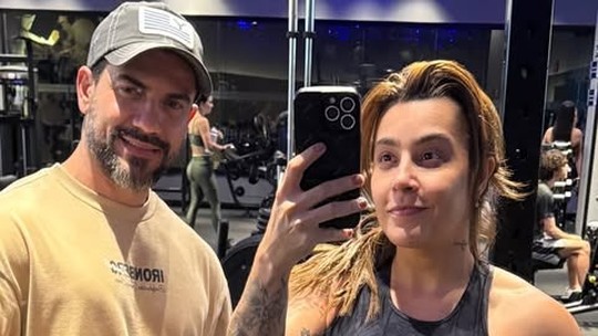 Lauana Prado, a 'sertaneja das supercoxas', exibe pernas torneadas em treino fitness com minissaia branca
