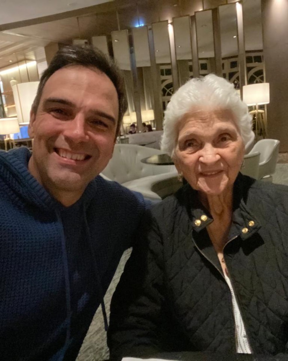 Tadeu Schmidt se despede da m�e e � consolado: 'Dificuldade pra aceitar que nunca mais vou te ver' � Foto: Reprodu��o/Instagram