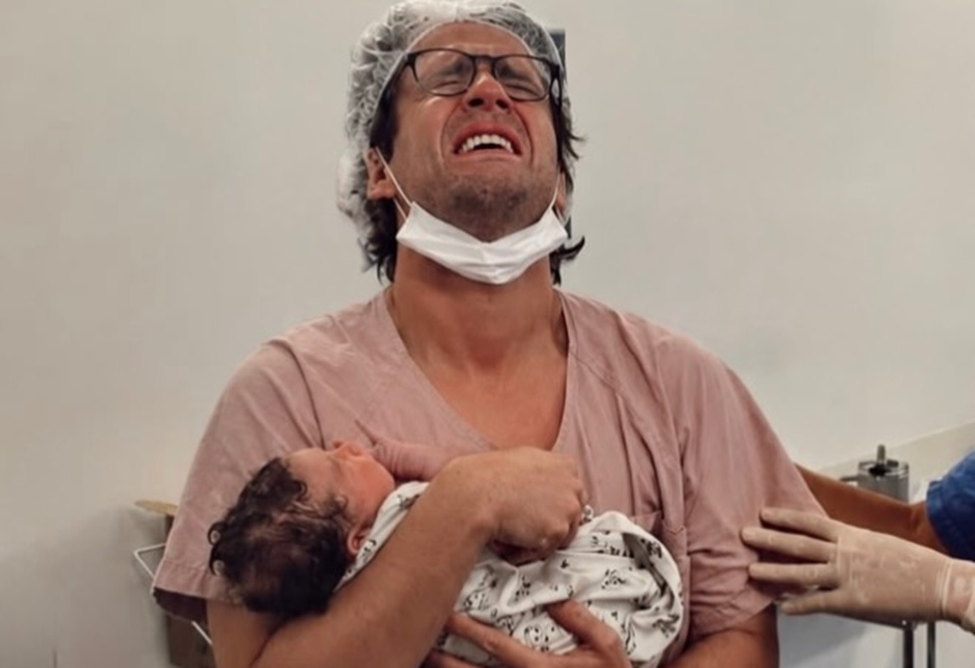 Gil Coelho relata emoção de segurar a filha no colo pela primeira vez - QTU Questões do Universo