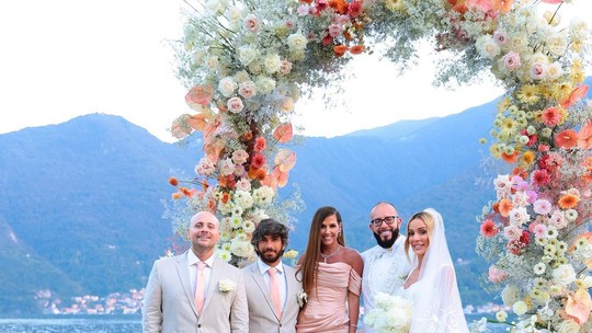 Com fenda poderosa, Deborah Secco é madrinha de casamento na Itália; roupa da noiva custou R$ 1,7 milhão