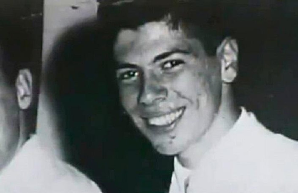Na década de 1950, Silvio Santos estreou como locutor de rádio, mas não deixou atividade comercial de lado — Foto: Divulgação/SBT