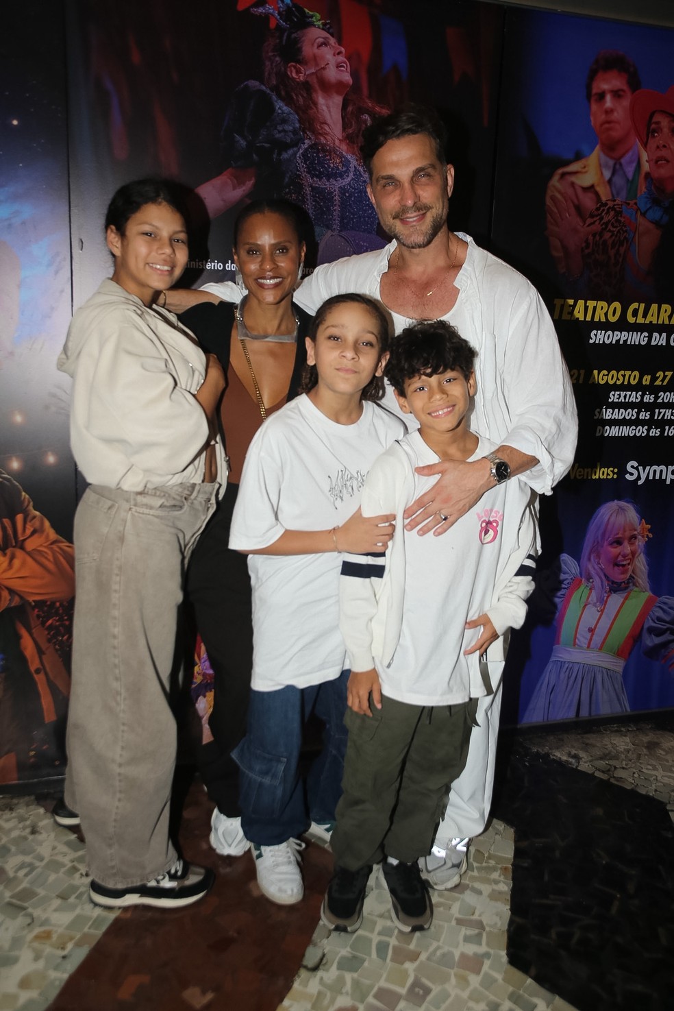 Aline Wirley e Igor Rickli com os três filhos, Fátima, Antonio e Will — Foto: Thiago Martins/AgNews